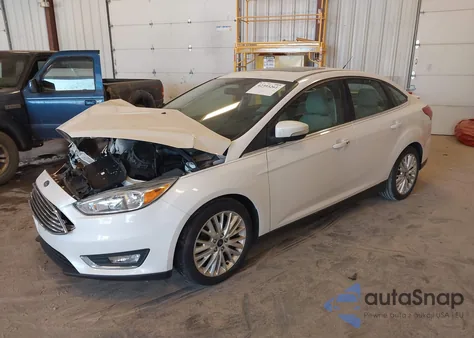 2018 Ford Focus Titanium z USA, uszkodzony, nr VIN 1FADP3J29JL294762